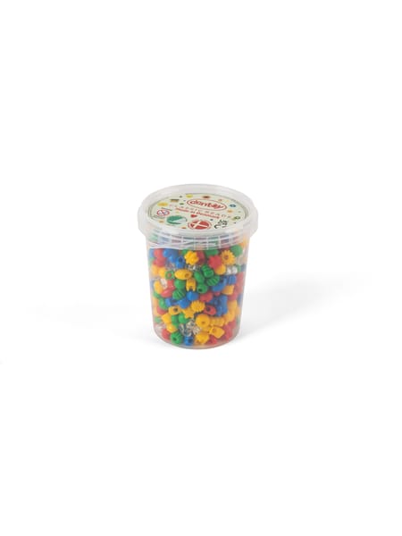 Gennemsigtig bæger fyldt med farverige små perler til børnehåndværk.